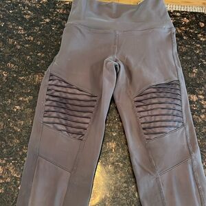 Woman’s dark grayAOL motto leggings. X-small. Very good condition. High waisted
